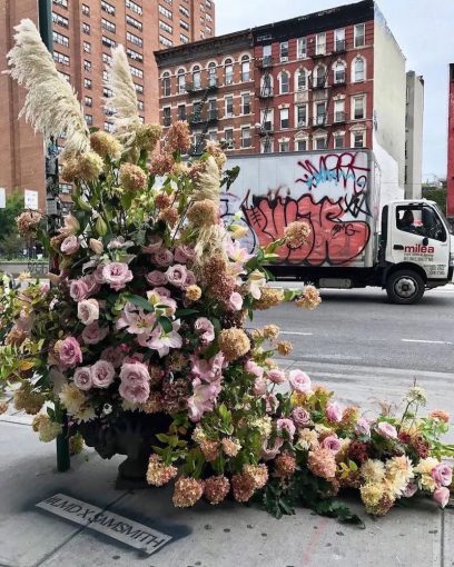 一晩、ニューヨークの路上のゴミ箱は花でいっぱいでした